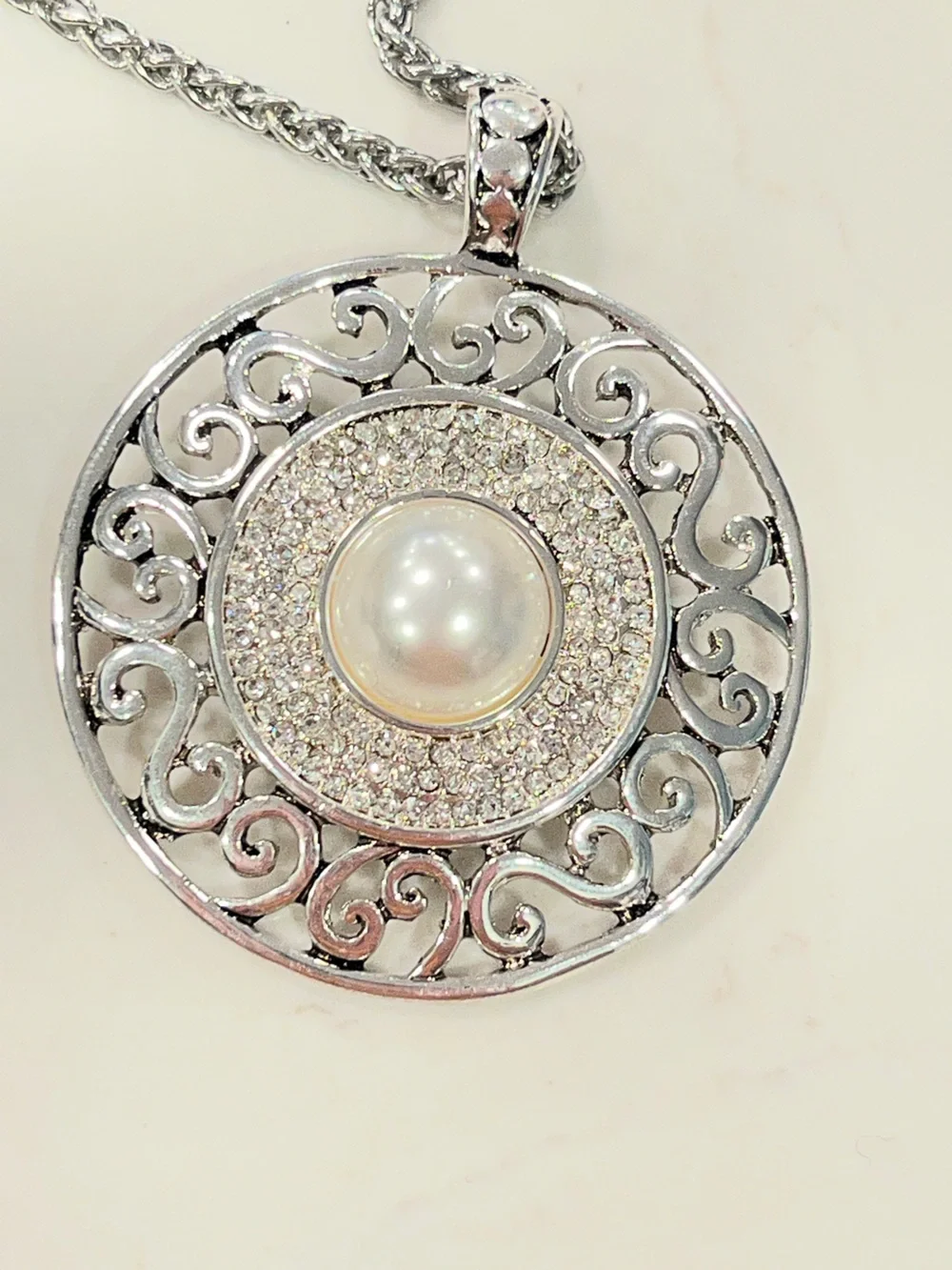Silver tone faux pearl pendant necklace